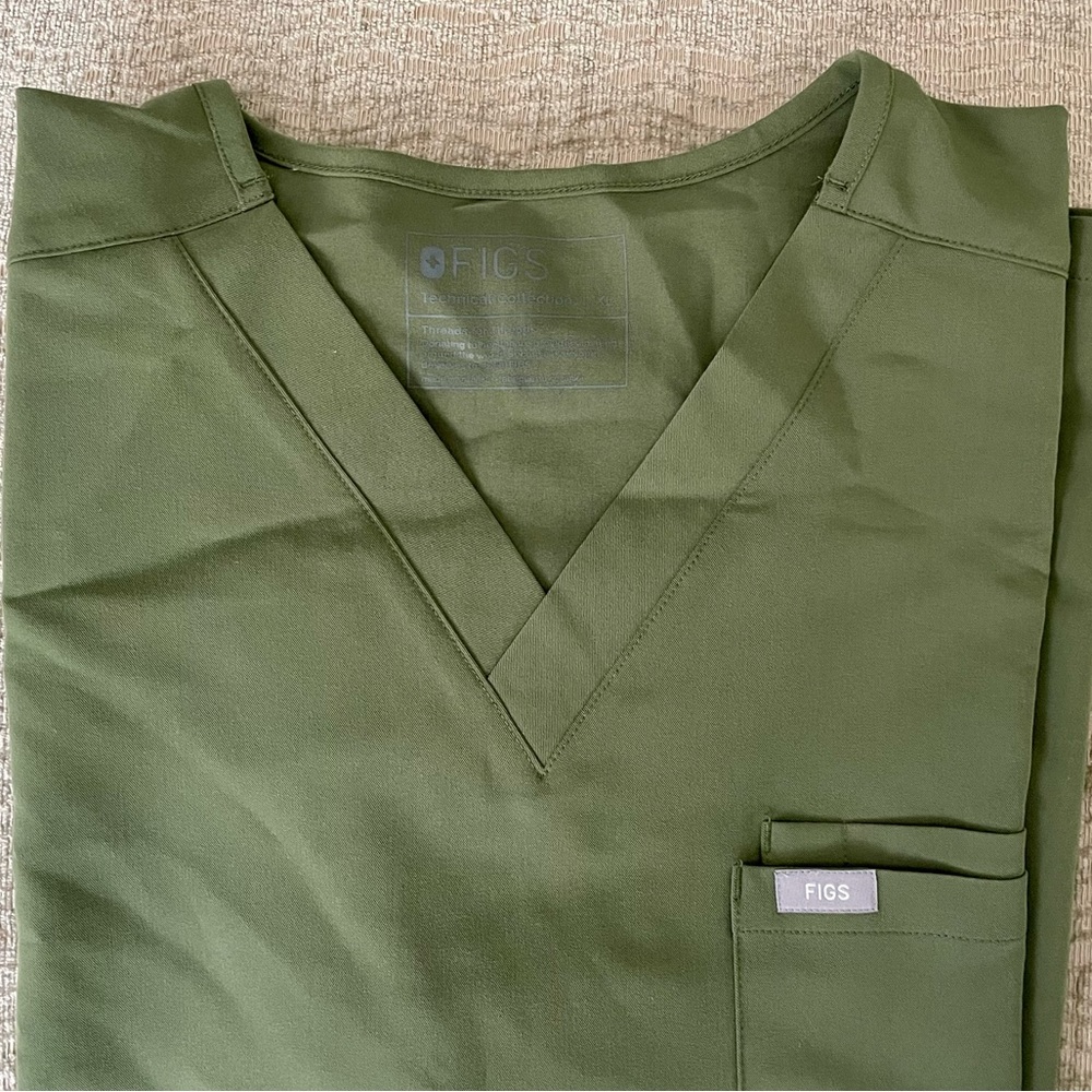 FIGS Men’s Two Pocket Leon Scrub Top